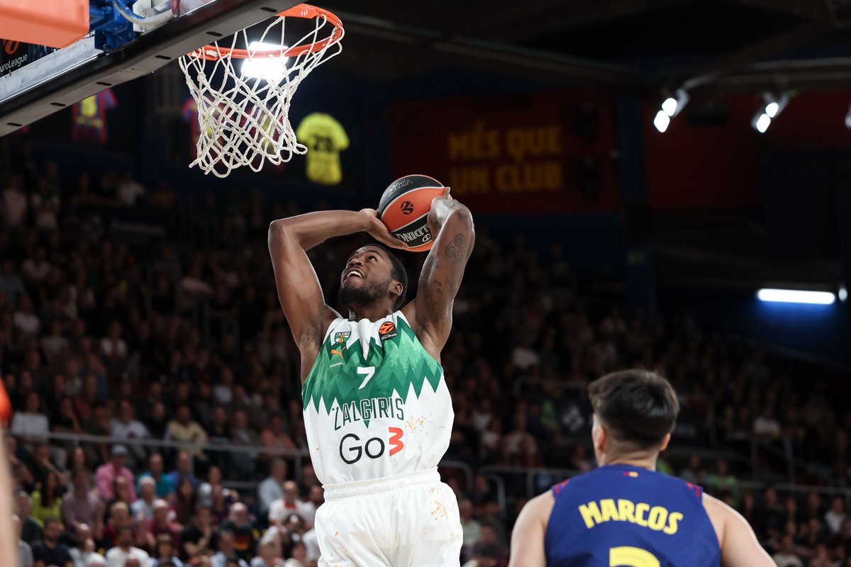 esport3's tweet photo. 🚨 CONTINUA EL DESGAVELL 🚨

🏀 Moses Wright es desvincularà del Barça sense jugar ni un sol partit

https://t.co/SCXdiiuZ0A https://t.co/Eky8hEvY3L