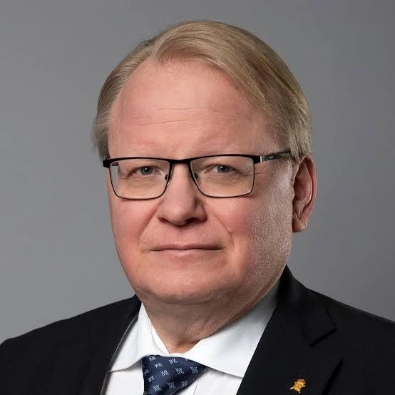 boyeunique's tweet photo. Snart kan Sverige eventuellt byta ut den bästa försvarsmininster Sverige har haft i modern tid, detta mot den sämsta försvarsministern Sverige någonsin har haft i modern tid. 

Det känns föga tryggt med Hultqvist åter i rollen som försvarsminister

Hultqvist
-Avbruten 2årig Sociallinje med underkända betyg
-Vapenvägrare 

Pålsson
-Kandidatexamen i internationell politik från Georgetown University i USA.
-Magisterexamen från College of Europe i belgiska Brygge.
-Doktor i krigsvetenskap från King's College i London.
-Gästforskare vid Nato Defence College.