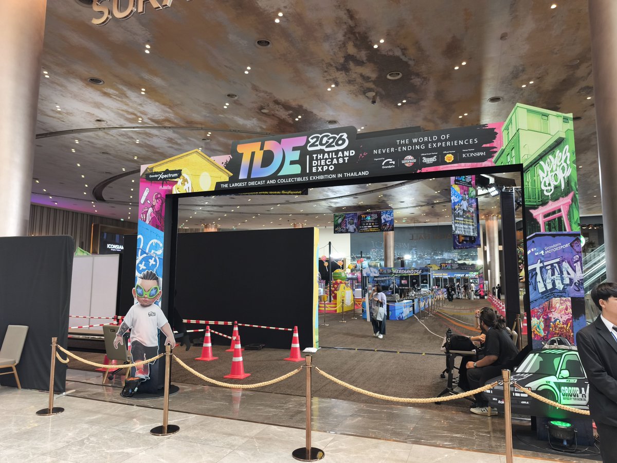 tabinezumiworld's tweet photo. ダイキャストExpoにて発売されたバンコクの赤バス、3時間で売り切れになる人気。1人2台限定だが並び直せば再度購入可能だった。 https://t.co/eVtZD0oEm2