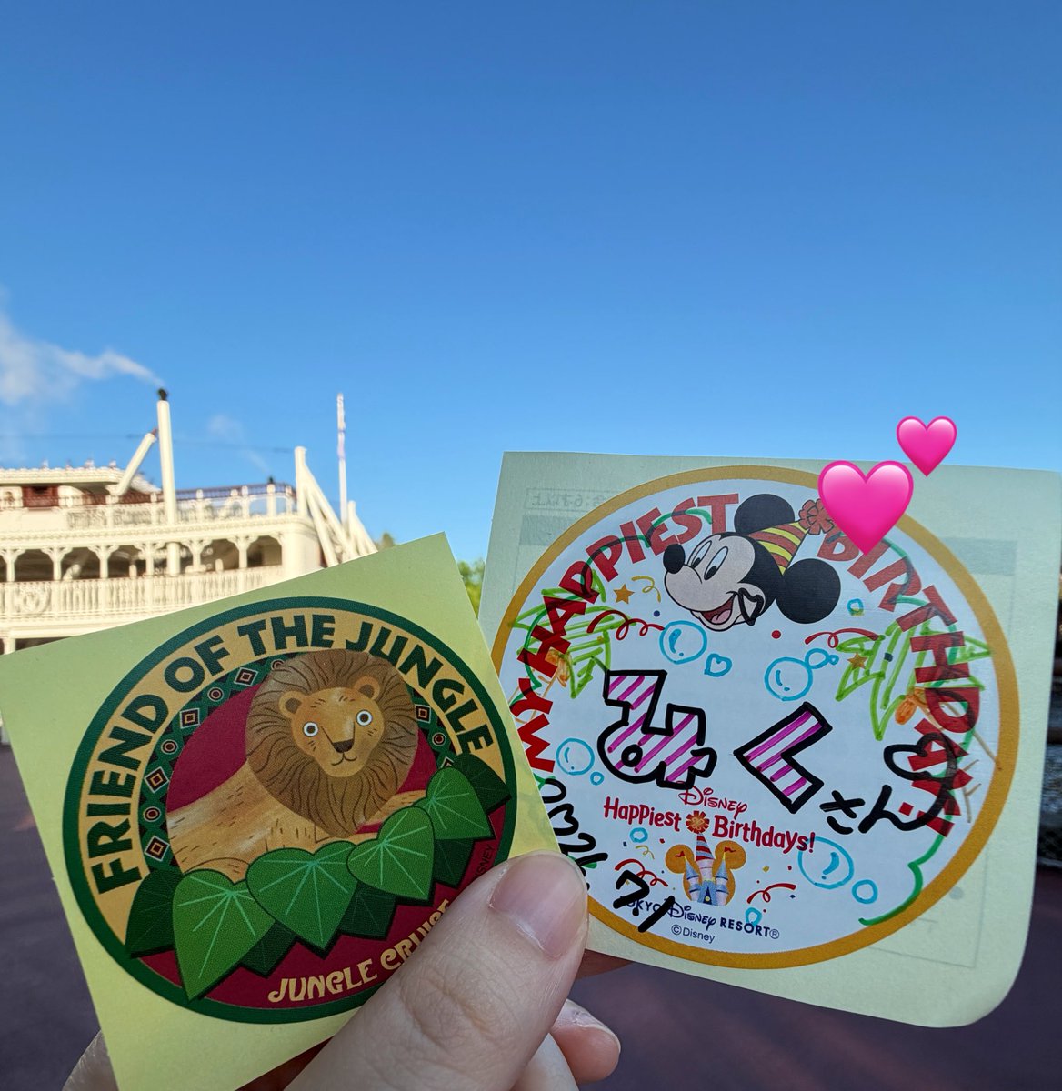 7139bbz's tweet photo. お祝いしてきた！
動物好きだからジャングルクルーズのお姉さんにシールお願いして、動物好きな人で…って伝えたらジャングルっぽくしときますね〜ヤシの木初めて描いた！可愛くなれ〜！って楽しそうに書いてくれたお姉さんがいっちゃん可愛かったありがとうお姉さん😊 https://t.co/0hmA75db9k