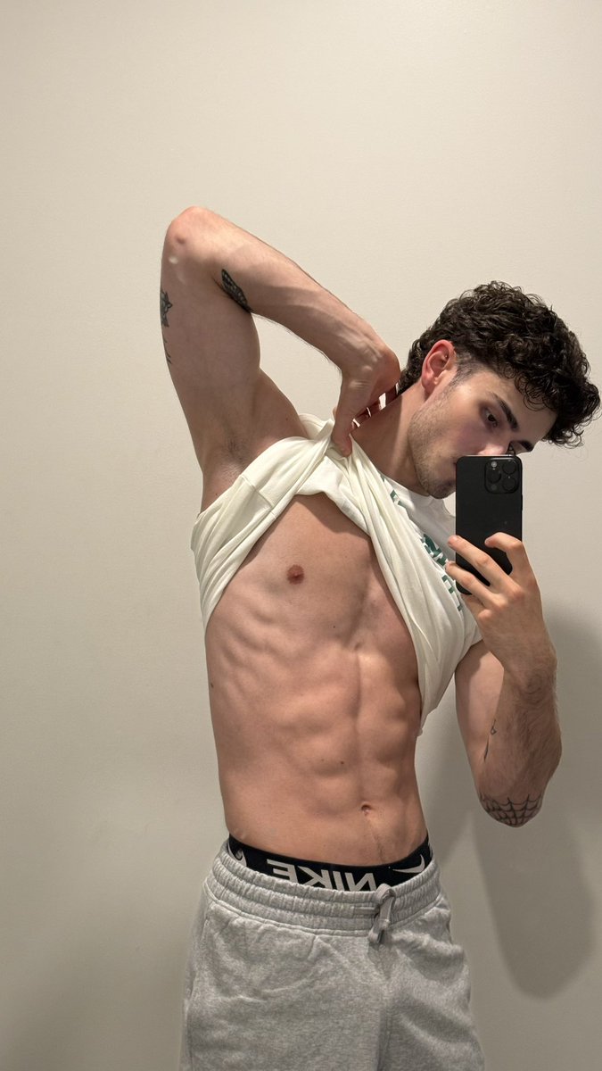thatboymattt's tweet photo. first day back in the gym since being sick, put me on my ass but I’m back 💪🏼
#gym #lean #abs #muscle https://t.co/aq0q3nFhv6