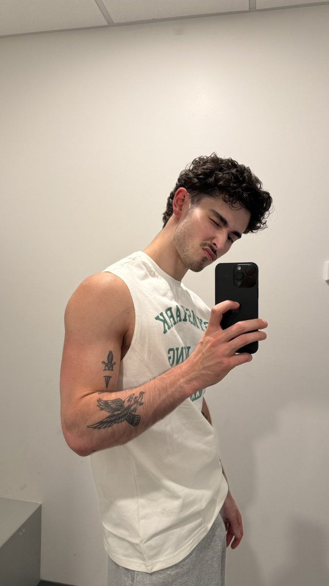 thatboymattt's tweet photo. first day back in the gym since being sick, put me on my ass but I’m back 💪🏼
#gym #lean #abs #muscle https://t.co/aq0q3nFhv6