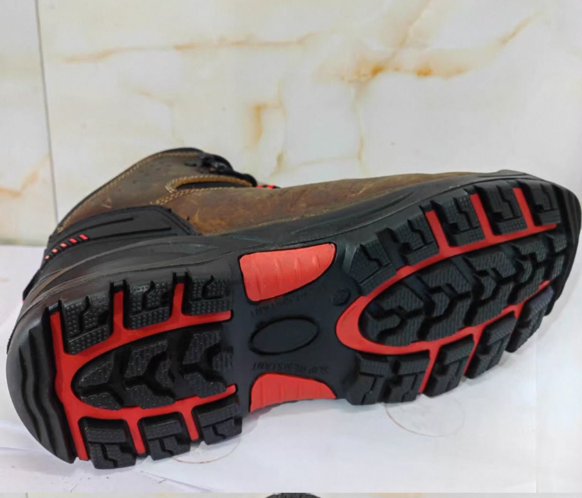 simon_madowa's tweet photo. P1,088.00 
(leather + steel toed)….. 
*sizes*: 38-45
Available on order 
WhatsApp: 76203661 https://t.co/fZ1y87Qj7j