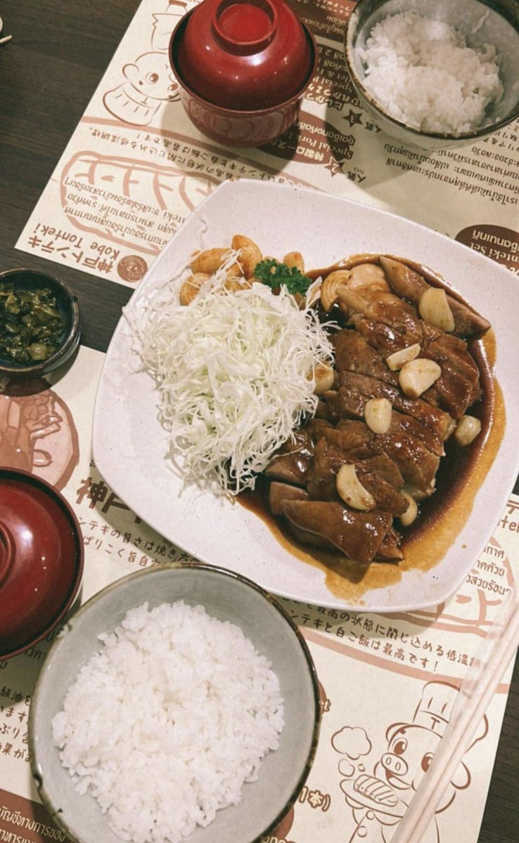 mintissa's tweet photo. รีล่า จากใจคนที่กินกะเพื่อนมา 100 ครั้งได้ กินตรงพร้อมพงษ์อร่อยสุดละ บางวันอาจจะเห็นเชฟวิ่งที่พื้นแต่อร่อย ซอสเข้าเนื้อมากกว่าสาขาสีลม https://t.co/Pdh6boxB90