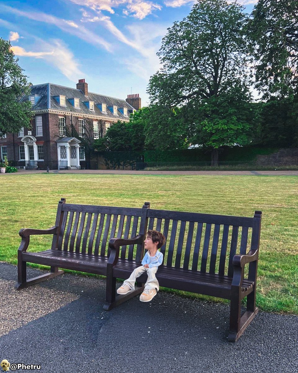 Phetru's tweet photo. j-hope in London https://t.co/vczoC0DNVN