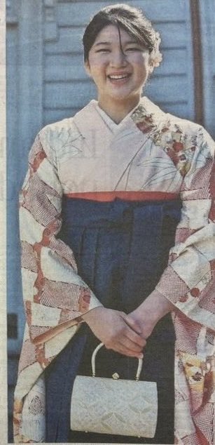 wanpakuten's tweet photo. 36～38親等の隔たりのある、天皇家とほぼ無関係の一般人を天皇に据えようとする高市政権。

一方で、1親等の愛子さまが民間人と結婚した場合、住基台帳法を適用し、民間人の夫と同じ住民票に記載するという。

こんな暴挙が許されるのか？

#敬宮愛子さまを皇太子に https://t.co/7bqqJYgeVg