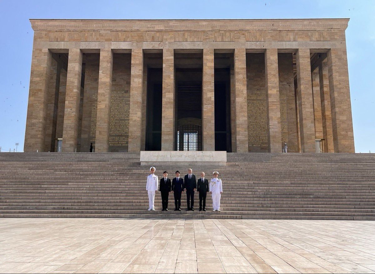 durbunhaber's tweet photo. Japonya Savunma Bakanı Koizumi, Anıtkabir’i ziyaret etti.

"Burayı bizzat görmek, büyüklüğü ve görkemiyle, Mustafa Kemal Atatürk'ün Türkiye için devletin kurucusu olarak ne denli büyük bir öneme sahip olduğunu bir kez daha anlamamı sağlayan çok değerli bir deneyim oldu." https://t.co/hKpxKg6TtE