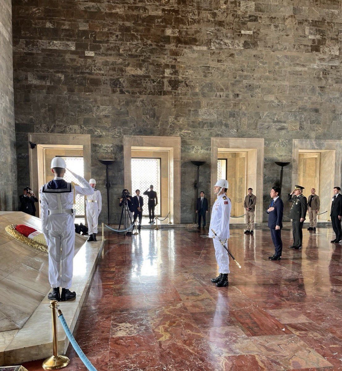 durbunhaber's tweet photo. Japonya Savunma Bakanı Koizumi, Anıtkabir’i ziyaret etti.

"Burayı bizzat görmek, büyüklüğü ve görkemiyle, Mustafa Kemal Atatürk'ün Türkiye için devletin kurucusu olarak ne denli büyük bir öneme sahip olduğunu bir kez daha anlamamı sağlayan çok değerli bir deneyim oldu." https://t.co/hKpxKg6TtE