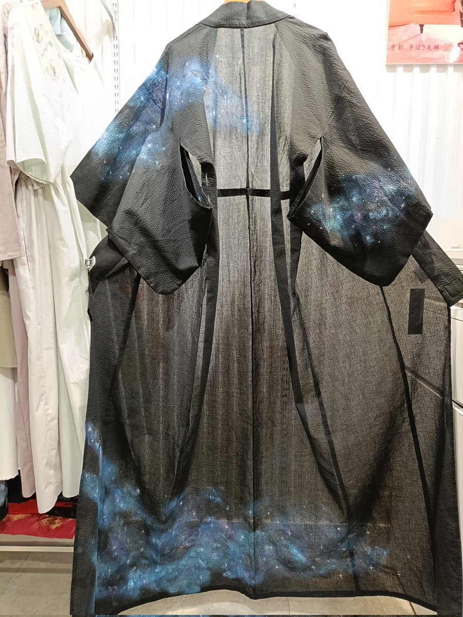 8Candy9's tweet photo. 宇宙を泳ぐ鯨シリーズ
洋服も人気ですが浴衣もあります！

実は今、クジラが描かれてません🐳
クジラでもクラゲでもオオサンショウウオでも(？)
お好きなものをお好きな所にお描きします！

(写真だと透け感すごいけど、ここまで透けてないのでご安心を)

京都手描き友禅　碧〜ao〜
@kyoto_ao https://t.co/Qyu1P0q3mv
