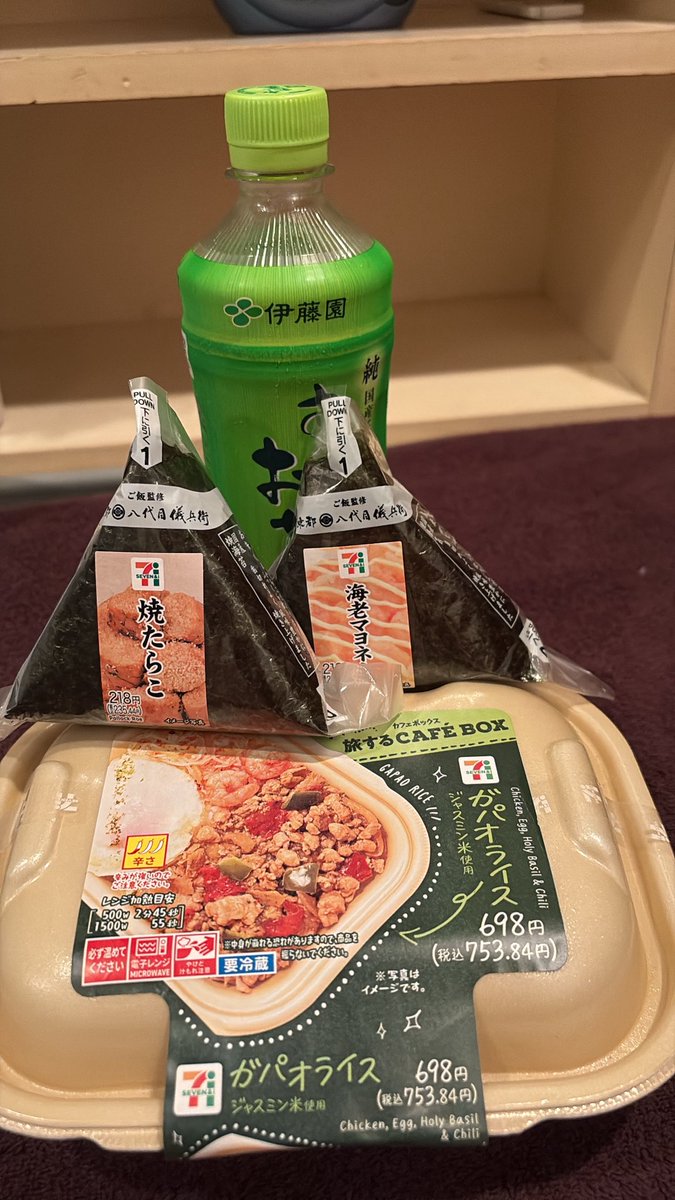 miu00512's tweet photo. ガパオ買ってきたンゴ🎵
セブンのはどーだろ？？？😎
おにぎり二つでお茶無料に釣られておにぎりも買ってしまた😭😭家持って帰ろっと🎵 https://t.co/scdfBI6jtr
