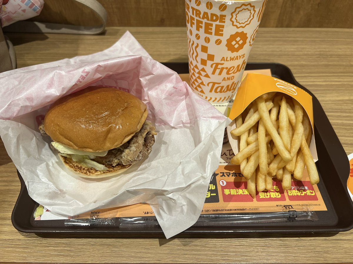 tsukihono's tweet photo. こんにちは😊
仕事のトラブルは無事解決しました(*^^*)
仕事終わりに久しぶりにゼッテリアへ！
バーガーもレモネードソーダ美味しかったです😋
 #焔夏の日常 https://t.co/RwFQH0BFqj