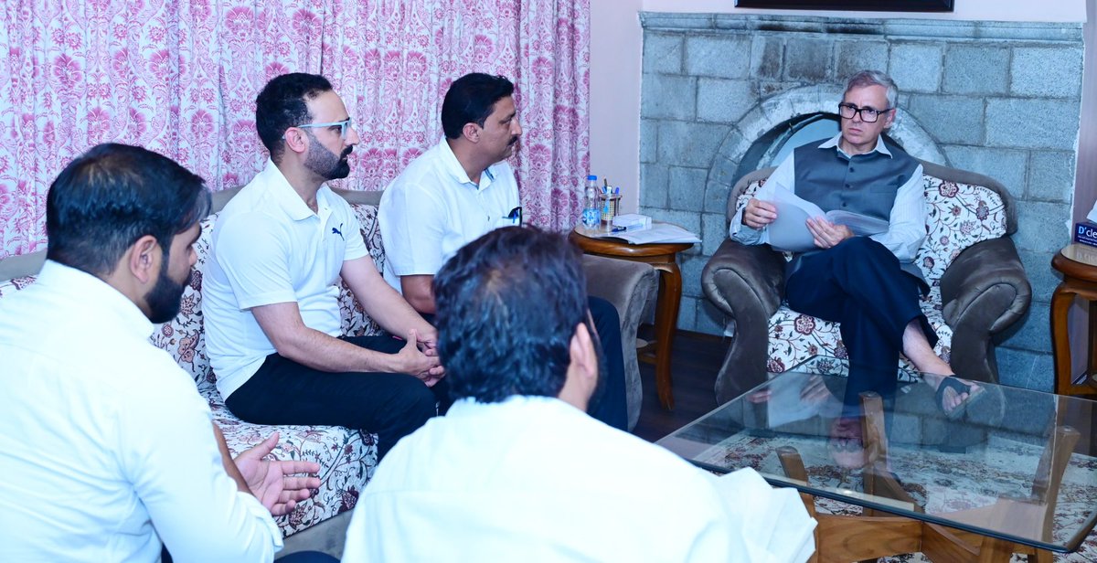 CM_JnK's tweet photo. Chief Minister met a delegation of the Khidmat Centre Association and held discussions on issues concerning the functioning of Khidmat Centres and the delivery of public services across Jammu &amp; Kashmir. https://t.co/Uqxbc4qyLL