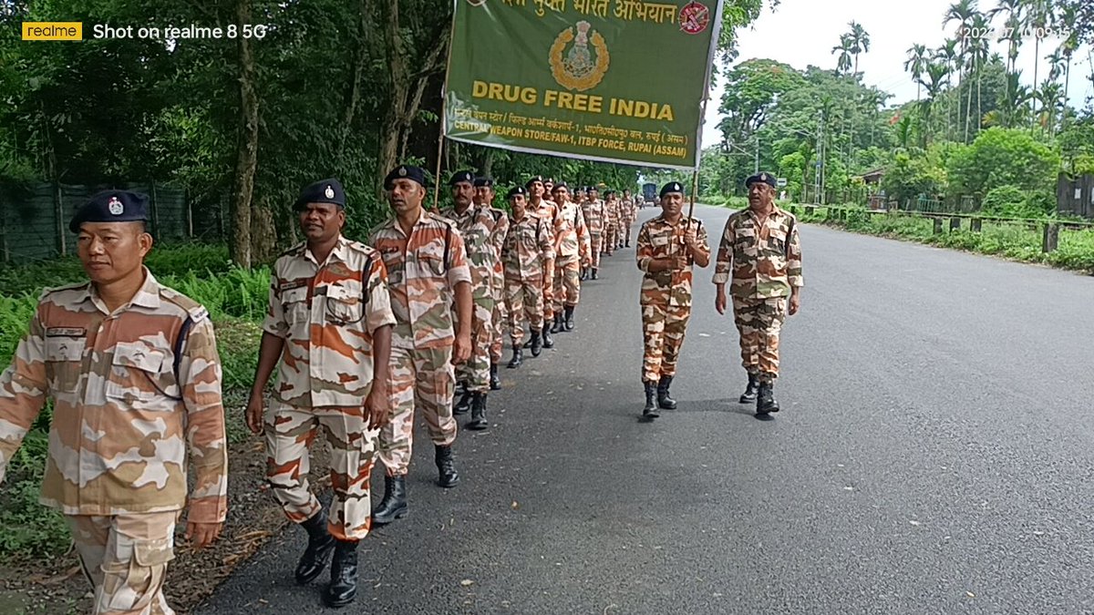 ITBP_official's tweet photo. सेन्ट्रल वेपन स्टोर/FAW-1, #ITBP, रूपई द्वारा "नशा मुक्त भारत" अभियान के अंतर्गत जागरूकता रैली आयोजित की गई।

#Himveers ने स्थानीय नागरिकों को नशे के दुष्प्रभावों के प्रति जागरूक करते हुए नशामुक्त, स्वस्थ एवं सशक्त भारत का संदेश दिया। 🇮🇳 #NashaMuktBharat https://t.co/wfieVepUVv