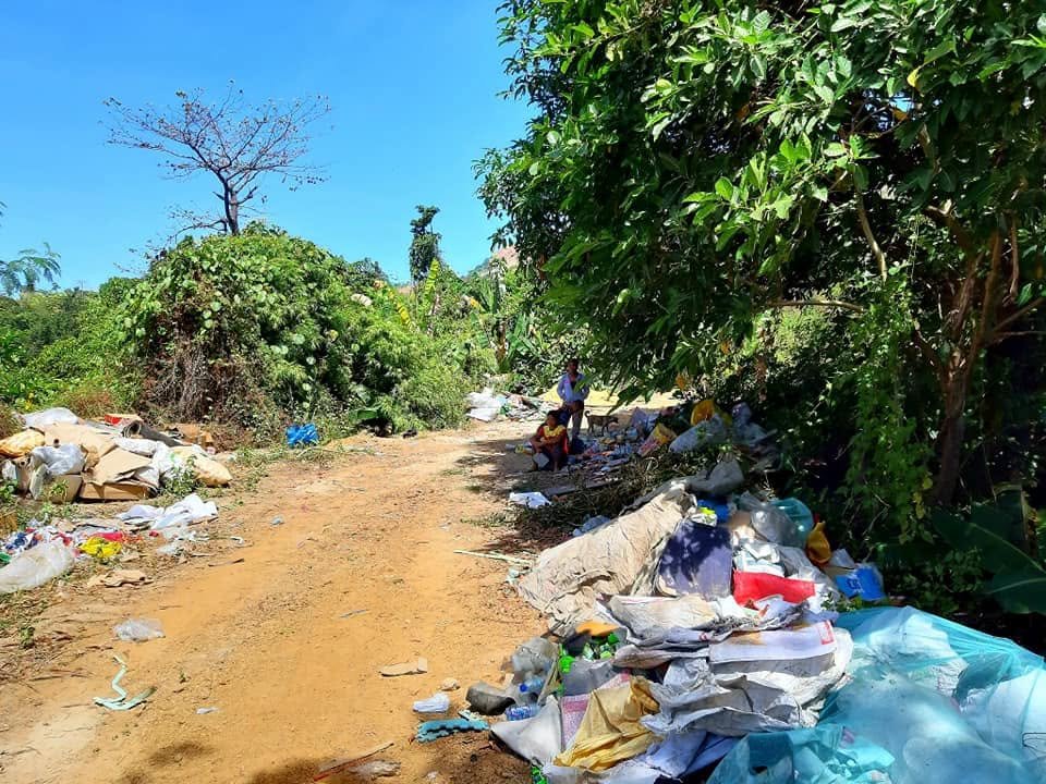 IWitnessGMA's tweet photo. Kuha ang mga larawang ito noong 2020, isang taon matapos itayo ang dumpsite sa Sitio Tibag, Subic, Zambales.

Ngayon, kahit itinigil na ang operasyon ng dumpsite noong nakaraang taon, nananatili pa rin ang tone-toneladang basura sa lugar. https://t.co/lsg0PzegS9