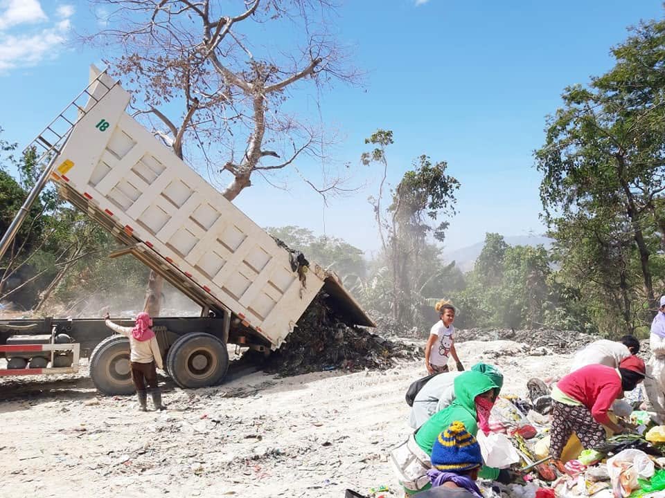 IWitnessGMA's tweet photo. Kuha ang mga larawang ito noong 2020, isang taon matapos itayo ang dumpsite sa Sitio Tibag, Subic, Zambales.

Ngayon, kahit itinigil na ang operasyon ng dumpsite noong nakaraang taon, nananatili pa rin ang tone-toneladang basura sa lugar. https://t.co/lsg0PzegS9