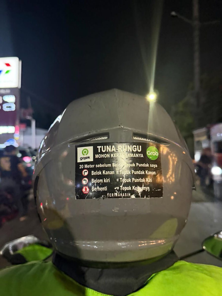 mamahmuda1_'s tweet photo. waktu malem malem lagi sedih, emosi, kesel, ngerasa kok gini banget hidupki. terus kepikiran “mau naik goride ah sekalian udah lama ga naik motor malem malem” dari rumah mama kerumahku. akhirnya pesen goride, pas pesen belum sadar kalo ternyata drivernya tuna rungu. 

pas sadar, aku langsung mikir dan malu. mereka capek pasti, tapi mereka ga ada alasan buat ngeluh. dan belakangan ini saat lagi ngerasa hopeless ternyata banyak banget jawaban dari Tuhan supaya kita jadi lebih kuat lagi❤️ semangat🥹
cc: zafiradr