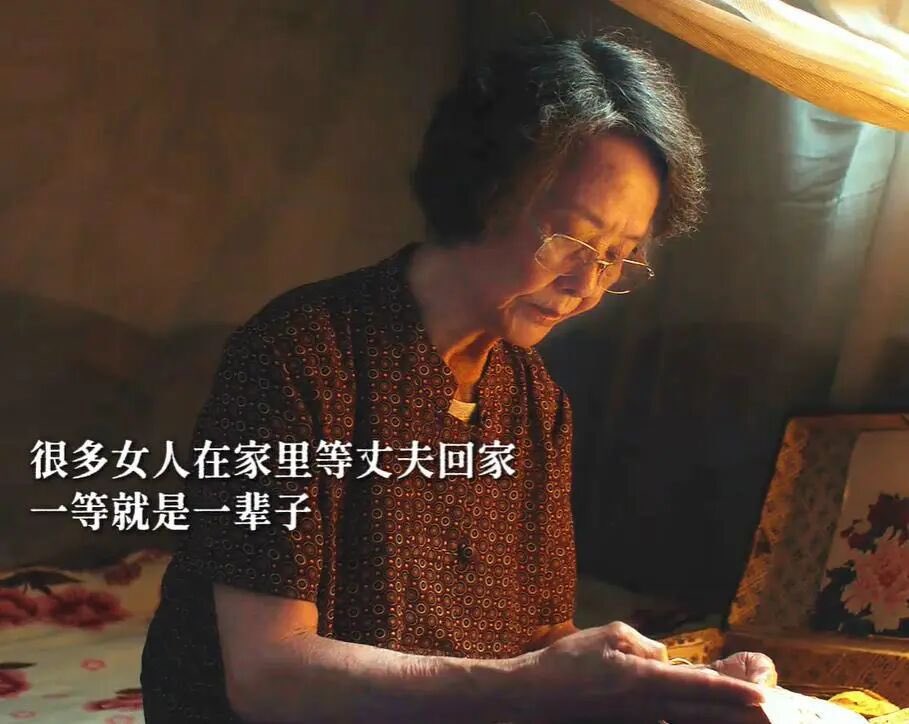 xtong212212's tweet photo. 电影《给阿嬷的情书》最让我动容的，是那份跨越了生死与山海的纯粹爱情。郑木生与叶淑柔在榕树下私定终身，却因时代洪流被迫分离。木生在南洋拼尽全力只为将一分一毫寄回故乡，而淑柔则在潮汕的灶台旁独自撑起一个家。 https://t.co/HdiBl4cgjt