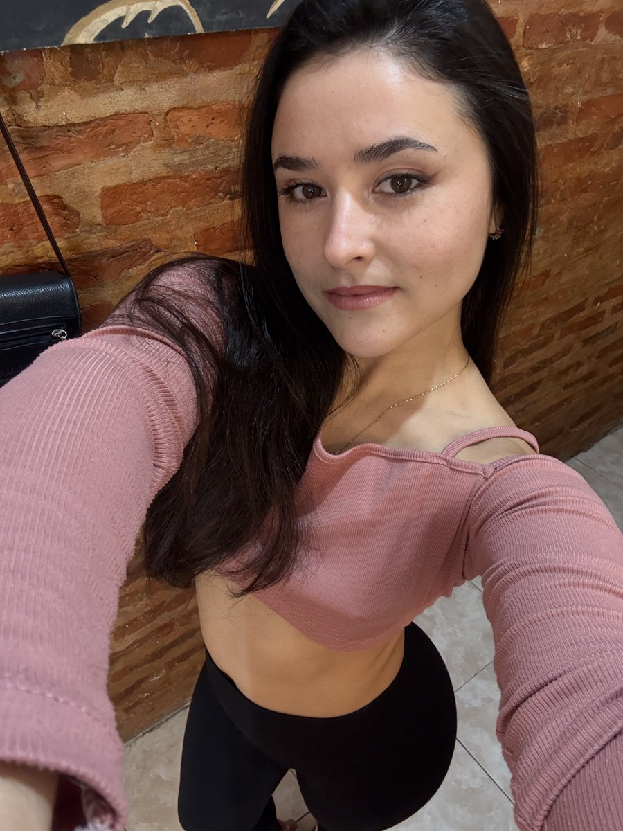 NelsonDebo47563's tweet photo. @suzaneprx morning bodycheck?? girl pls i’m already on my knees 🥵 that waist is illegal at this hour https://t.co/CVopLVlLqd