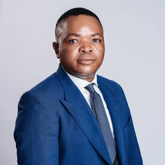 mmodiba10's tweet photo. EKURHULENI BREAKING NEWS🔥🔥🔥

Most of the executives of the City of Ekurhuleni, including Mawhoo, are currently out the country and in Portugal.  One of them left the country, but is out on bail. 

So as it stands, the decision makers are all abroad with slay queens ( whom were bought Mercedes-Benz Viano’s) while the city is burning. 

@DAEkurhuleni @ActionSA_EkuReg @City_Ekurhuleni 

Expect 2 arrests when they land…