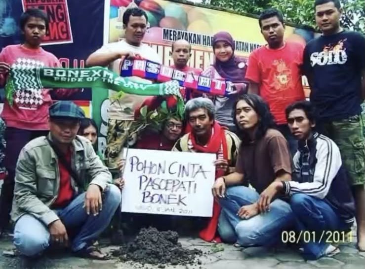PasoepatiNet's tweet photo. Kami mengucapkan turut berduka cita atas meninggalnya Andie Peci

Semoga diterima amal ibadahnya dan keluarga yang ditinggalkan diberikan ketabahan aamiin

Andie Peci adalah salah satu tokoh perdamaian sepakbola Surakarta dan Persebaya, pohon cinta Pasoepati Bonek adalah saksinya.
