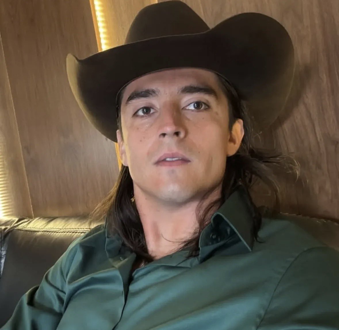minaozzi's tweet photo. Nada más veo está foto de Acevedo y me dan ganas de tener un rancho con él, hacer carne asada todos los domingos y bailar norteñas de cachetito, el sueño. https://t.co/JpzvF9bByK