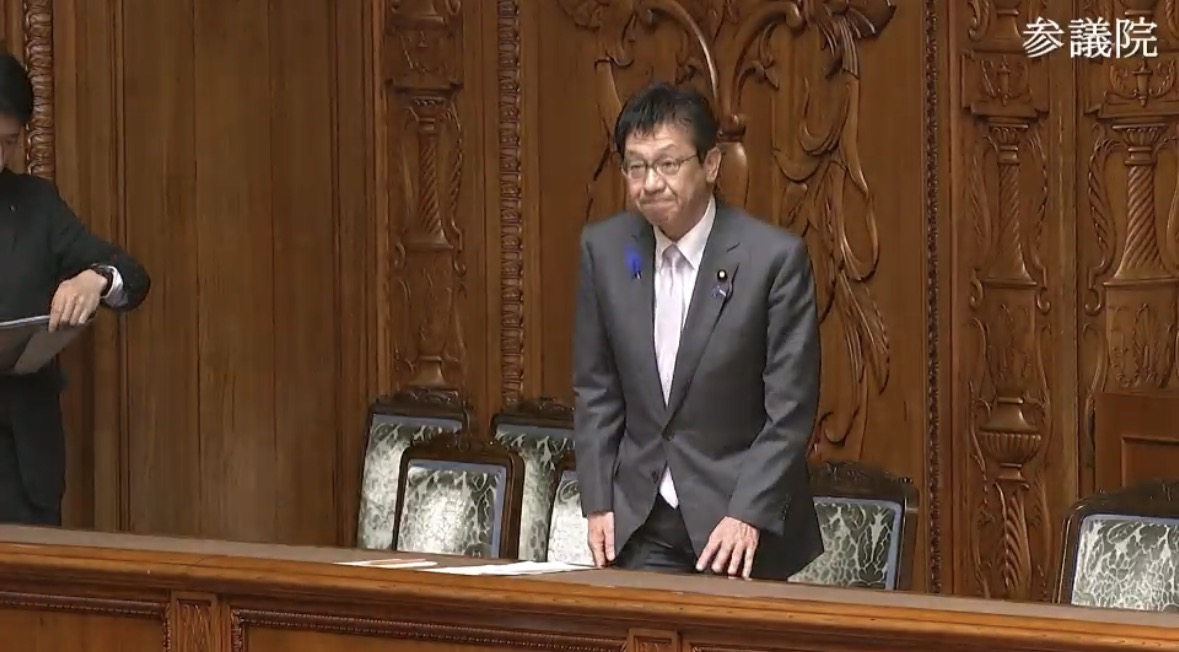 otonanoikenga's tweet photo. 【悲報】国民の個人情報、本人の同意なしで「AIの学習データ」に使われる特例が成立…

この法案の本質的な「ヤバさ」はここにある↓

・法改正により、AI開発目的に限り「本人の同意不要」で個人データを利用できる特例が誕生。 

・「データの匿名化や安全措置は、今後のガイドラインで厳格にやるから安心しろ」というのが政府の言い分。

・だが、マイナ保険証や過去の大手企業の情報漏洩を見せられ続けている国民が、その「安全管理」を信用できるわけがないという最大のバグ。

法律の条文上は「安全」でも、実態としてガバガバな運用で情報がお漏らしされるのが、この国のデジタル化の歴史。

経済界の「AI開発のためにデータよこせ」という要求を優先し、国民の不安を「ガイドライン」という言葉で置き去りにする政府の姿勢こそが、一番恐ろしいわ...
