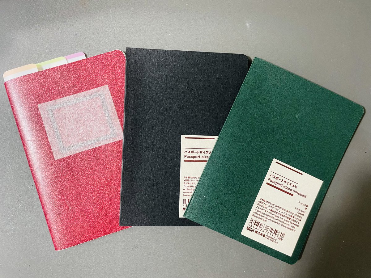 lz_rbw's tweet photo. 再販された無印のパスポートサイズメモを入手しに行って来たのですが…
前と違う⤵︎
・表紙の素材がセミマットなビニール加工されていたのに、シボのあるマット紙に
・ノートの綴じ方が糸綴じ(?)と糸かがり綴じ(?)
で、並べると別物ぽい

#無印良品 #パスポートサイズメモ https://t.co/2TKGBhU5fh