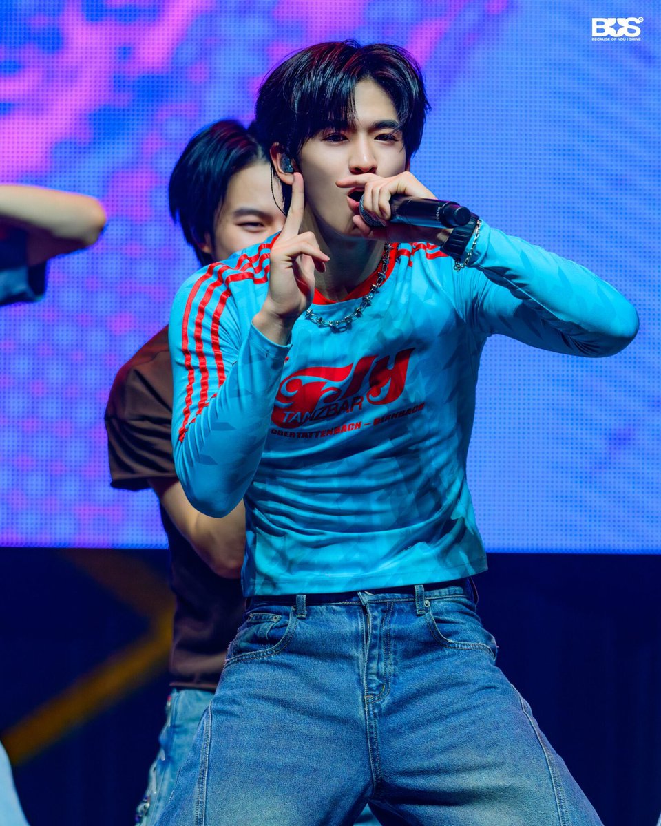 ArmTaen9's tweet photo. มีเหตุการณ์ที่ไม่คาดฝันที่เกิดบนเวทีที่รู้กันแค่เมมเบอร์มั้ย #JINWOOKkim #PHUTATCHAI
จิน: ใช่ครับ ตอนเราเปลี่ยนชุดไมค์ผมสลับกับภูธัชชัย ตอนเพลง LIAR ผมใช้ไมค์ภู ส่วนภูใช้ไมค์ผม ตอนแรกผมยังไม่รู้ แต่พี่มีสตาฟมาบอก “เห้ยเราสลับไมค์กัน” หลังจากนั้นเราเลยพยายามมองกันแล้วหาจังหวะเปลี่ยนไมค์ครับ พอนึกกลับไปก็ตลกดีครับ 😂

ไปสลับกันได้ไงลูก 55555