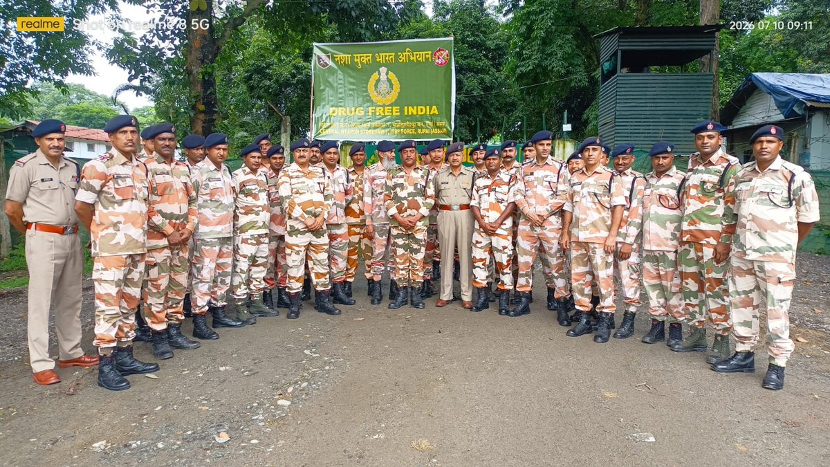 ITBP_official's tweet photo. सेन्ट्रल वेपन स्टोर/FAW-1, #ITBP, रूपई द्वारा "नशा मुक्त भारत" अभियान के अंतर्गत जागरूकता रैली आयोजित की गई।

#Himveers ने स्थानीय नागरिकों को नशे के दुष्प्रभावों के प्रति जागरूक करते हुए नशामुक्त, स्वस्थ एवं सशक्त भारत का संदेश दिया। 🇮🇳 #NashaMuktBharat https://t.co/wfieVepUVv