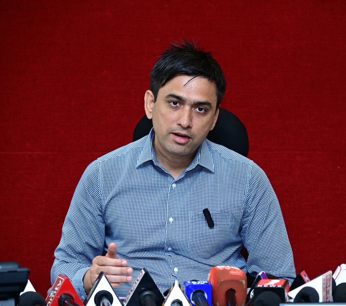 COLLECTORCTR25's tweet photo. జూలై 14లోపు ఓటరు వివరాల డిజిటలైజేషన్ పూర్తి లక్ష్యం
– జిల్లా కలెక్టర్ సుమిత్ కుమార్
చిత్తూరు, జూలై 10: జిల్లాలో ప్రత్యేక ఇంటెన్సివ్ రివిజన్ (SIR) ప్రక్రియ వేగంగా, పారదర్శకంగా కొనసాగుతోందని జిల్లా కలెక్టర్ సుమిత్ కుమార్ తెలిపారు.
జిల్లాలో మొత్తం 13,39,675 ఎన్యూమరేషన్ ఫారాలు (99.97%) పంపిణీ కాగా, 10,67,946 ఫారాలు (79.69%) డిజిటలైజేషన్ పూర్తయ్యిందన్నారు. జూలై 14లోపు డిజిటలైజేషన్ పూర్తి చేయడానికి చర్యలు తీసుకుంటున్నామని చెప్పారు.
జిల్లాలో ఇప్పటివరకు 36,205 మంది (2.70%) అన్‌కలెక్టబుల్ ఓటర్లను గుర్తించామని, తుది పరిశీలన అనంతరం ఈ సంఖ్య పెరిగే అవకాశం ఉందన్నారు. జిల్లాలోని 1,511 మంది బీఎల్ఓలు క్షేత్రస్థాయిలో పనిచేస్తున్నారని తెలిపారు.
జూలై 14న గుర్తింపు పొందిన రాజకీయ పార్టీల ప్రతినిధులతో సమీక్ష సమావేశం నిర్వహించి, జూలై 21న డ్రాఫ్ట్ ఓటరు జాబితా విడుదల చేయనున్నట్లు వెల్లడించారు.
ప్రజలు ECINET యాప్ లేదా https://t.co/Y1FSn0TyZUలోని "Book a Call with BLO" సేవను వినియోగించుకుని ఓటరు నమోదు, సవరణలు, వివరాల కోసం బీఎల్ఓలను సంప్రదించాలని కలెక్టర్ సూచించారు. అధికారులు, బీఎల్ఓలు, రాజకీయ పార్టీలు, ప్రజల సహకారంతో SIR ప్రక్రియను గడువులోగా పూర్తి చేస్తామని తెలిపారు.@AndhraPradeshCM