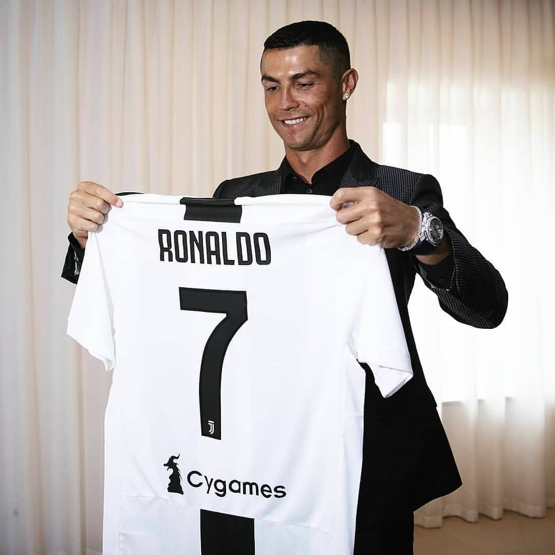 JCIndonesia's tweet photo. On this day in 2018, The GREATEST footballer ever, Cristiano Ronaldo bergabung dengan Juventus Football Club dari Real Madrid dengan biaya transfer sebesar €100 juta.

👕 134 games
⚽ 101 Goals
🅰️ 22 Assists
🏆 2 Serie A
🏆 2 Supercoppa Italiana
🏆 1 Coppa Italia
🏆 1 Serie A MVP
🏆 1 Serie A top scorer

Thank you, @Cristiano 👏