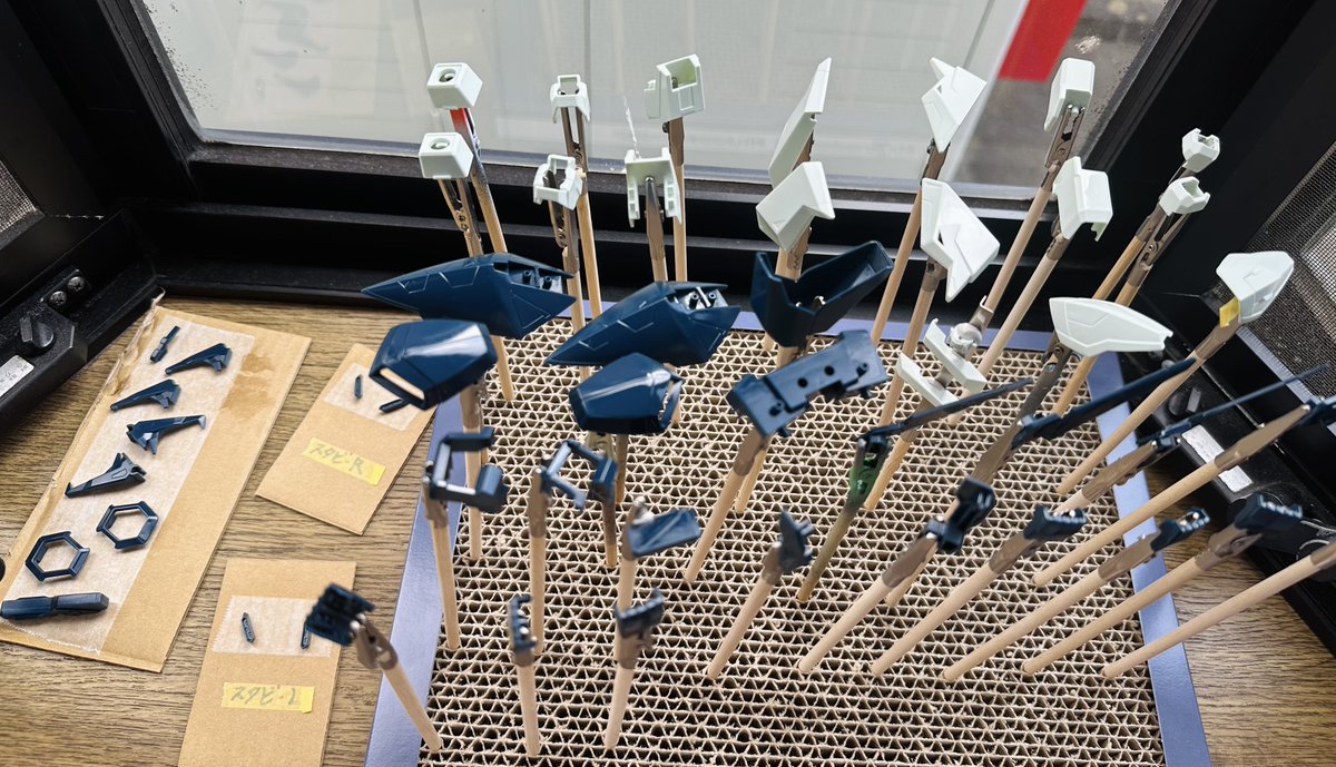 senyoshi1809's tweet photo. 遂に人生初の本格的エアブラシ塗装進めてます😅まず成型色活かしたパーツに､タミヤのアクリルクリヤー吹きつけました…やはりスプレーと違い表面綺麗です😉👍  #ガンプラ  #エアブラシ塗装  #DePes  #進捗状況  #タミヤ https://t.co/Jk7nwsEMsw