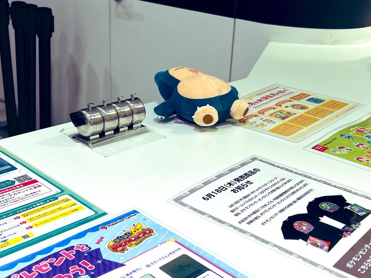 meg_kabichan's tweet photo. 今日ポケセン行ったらカビゴン抱っこしてる店員さん多いなーって見てたら、店内放送でなんとカビゴンデーらしい😂
今こんなんやってるんや❣️
しかもカビゴンの日に当たるなんて🤭サービスカウンターにもいた💤
ぬいの扱いは恋人の扱い方に例えられる事もあるけど、みんな抱っこの仕方違って面白い^_^ https://t.co/JcIdneP8DU