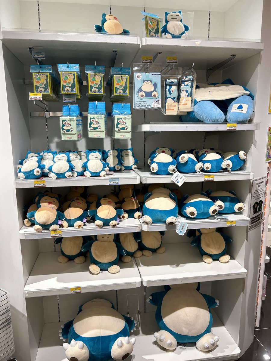meg_kabichan's tweet photo. 今日ポケセン行ったらカビゴン抱っこしてる店員さん多いなーって見てたら、店内放送でなんとカビゴンデーらしい😂
今こんなんやってるんや❣️
しかもカビゴンの日に当たるなんて🤭サービスカウンターにもいた💤
ぬいの扱いは恋人の扱い方に例えられる事もあるけど、みんな抱っこの仕方違って面白い^_^ https://t.co/JcIdneP8DU