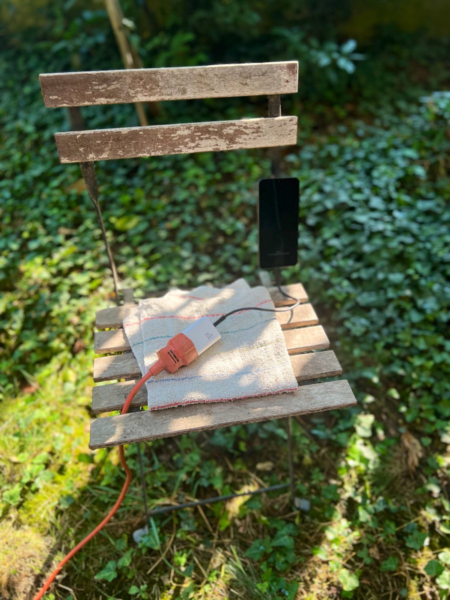 PoldoIlCane's tweet photo. smartworking gardening grazie a #Fastweb che mi sega la fibra da una settimana facendomi scoprire le gioie del tethering 🪴 📱 💻 https://t.co/vbSxAmB01n