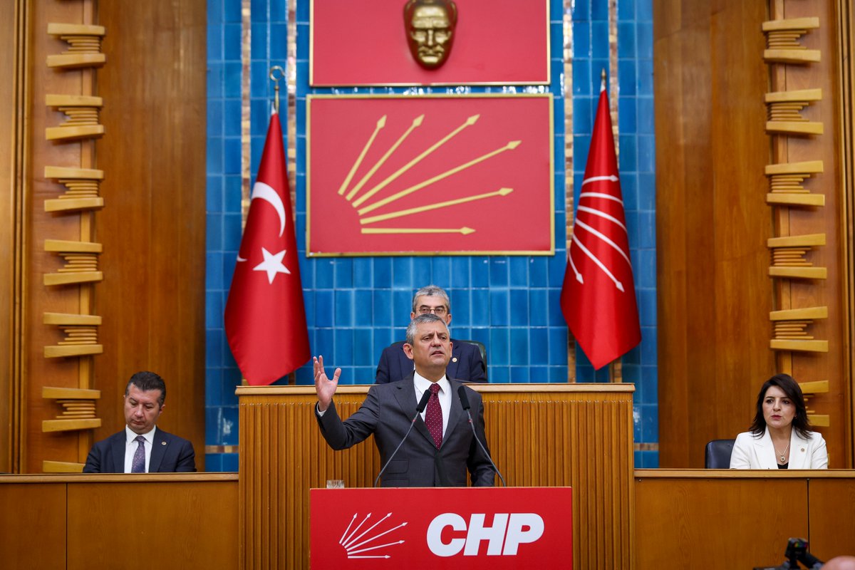 kisadalgamedya's tweet photo. 📌 Özgür Özel: 20 Temmuz kesin bir parti kurma, ayrılma tarihi değil

"20 Temmuz kesin bir parti kurma, ayrılma tarihi değil. Milletvekili sayısı vermek doğru olmaz ama eğer bir başka parti ya da grup kurarsak bunun ana muhalefet olacağına bir şüphe yok."

https://t.co/JFlux6lsX7