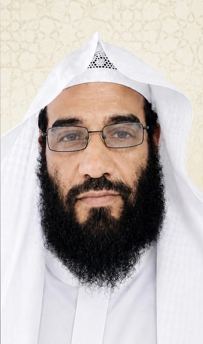 3232Sab's tweet photo. إِذَا رَحَلَ الْعَالِمُ

ليس أشدَّ على الأمة من أن تستيقظ على خبر رحيل عالمٍ أفنى عمره وهو يفتح للناس أبواب الهداية، ثم تلتفت فلا تجد ذلك الوجه الذي ألفته، ولا تلك السكينة التي كانت تسبق حديثه، ولا ذلك القلب الذي عاش للعلم أكثر مما عاش لنفسه. فالعلماء لا يُقاس أثرهم بما شغلوا من مناصب، بل بما غرسوا في النفوس من هداية، وفي العقول من علم، وفي الأخلاق من قدوة؛ فإذا غاب أحدهم أدرك الناس أن نعمًا عظيمةً لا يُعرف قدرها إلا بعد فقدها.
ما إن تلقيت نبأ وفاة فضيلة الأستاذ الدكتور مرزوق بن سليم اليوبي رحمه الله، حتى مرَّت بخاطري سيرته الطويلة في خدمة العلم، والدعوة إلى الله، فأورثت القلب أسىً، ورجاءً في رحمة الله لمن أفنى عمره ��ي مثل هذا السبيل.
وفي الجامعة الإسلامية بالمدينة المنورة وجد فضيلة الأستاذ الدكتور مرزوق بن سليم اليوبي ميدانًا رحبًا لبذل علمه، فعمل محاضرًا بقسم الدعوة والثقافة الإسلامية بكلية العقيدة والدعوة، وأسهم في التدريس، والإشراف الأكاديمي، ومناقشة الرسائل العلمية. ولم يكن يرى أن رسالته تنتهي بانقضاء المحاضرة، بل تبدأ منها؛ لأن العلم عنده لم يكن معلوماتٍ تُلقى، وإنما أمانةٌ تُحمَل، ورسالةٌ تُؤدَّى، وخلقٌ يُرى قبل أن يُسمع. فكان يغرس في طلابه تعظيم العلم، وحسن القصد، والشعور بمسؤوليته، قبل أن يغرس فيهم مسائله وفروعه.
ثم عهدت إليه الجامعة برئاسة طلاب قارة آسيا ثلاثة عشر عامًا، قبل أن يتولى وكالة شؤون الطلاب، وهي مسؤوليات لا يكفي فيها العلم وحده، بل تحتاج إلى رحابة صدر، وحسن رعاية، وصبرٍ على الناس. وكان الطالب إذا دخل عليه، لم يشعر أنه أمام مسؤولٍ يدير شؤونه، بل أمام مربٍّ يألفه، ويأنس إليه، ويجد عنده الكلمة الطيبة، والمشورة الصادقة، والعون ما استطاع إليه سبيلًا؛ ولذلك بقي ذكره حيًّا في نفوس كثير من طلابه، وإن تفرقت بهم الديار.
لم تقف جهوده عند حدود الجامعة، بل امتدت إلى آفاقٍ أوسع؛ فشارك في المؤتمرات، والندوات، واللجان، والدورات العلمية داخل المملكة العربية السعودية وخارجها، وسافر إلى ما يقارب مئة دولة، يلتقي بالراغبين في الالتحاق بالجامعة الإسلامية، ويعرّفهم برسالتها، ويسهم في نشر العلم، والدعوة إلى الله. وكانت تلك الأسفار امتدادًا طبيعيًا لرسالته، فما عرف لنفسه غايةً أسمى من أن ينفع الناس، وأن يخدم العلم حيثما حل وارتحل.
ولم يقتصر عطاؤه على قاعة الدرس، بل امتد إلى البحث العلمي والتأليف، فخلّف مؤلفاتٍ وبحوثًا في الدعوة والثقاف�� الإسلامية، بقيت تنطق بعلمه، وتشهد بعنايته، وتؤكد أن العالم لا ينتهي أثره بانتهاء عمره، ما دام قد ترك علمًا ينتفع به الناس.
ولعل من أجمل ما عرفه الناس في فضيلة الدكتور مرزوق أن العلم لم يغيّر طبعه، بل زاده تواضعًا، ولينًا، وحسن لقاء. لم يكن يتكلف الوقار، لأن الوقار كان سجيته، ولا يسعى إلى محبة الناس، لأن حسن خلقه كان سبيله إليها. فإذا جلس إلى أحدٍ أنس ب�� جليسه، وإذا تحدث أصغى إليه سامعه، لا لتكلُّفٍ في عبارته، وإنما لما يجد في حديثه من صدق، وسكينة، وحكمة.
ولا ينقضي أثر العالم بانقضاء عمره؛ فرب طالبٍ اهتدى بعلمه، أو داعيةٍ انتفع بتوجيهه، أو باحثٍ أفاد من مؤلفاته، يبقى شاهدًا له بعد رحيله. تلك هي الحياة التي يهبها الله لأهل العلم؛ حياة الأثر الذي يمتد، والذكر الحسن الذي يبقى، والعمل الذي لا ينقطع نفعه بإذن الله.
رحم الله فضيلة الأستاذ الدكتور مرزوق بن سليم اليوبي رحمةً واسعة، وغفر له، وأكرم نزله، ووسع مدخله، وأعلى درجته في المهديين، وجعل ما علَّم، وما كتب، وما أشرف عليه، وما بذله في خدمة الدعوة والعلم، في مو��زين حسناته، وأجرى له ثواب كل علمٍ انتفع به، وكل خيرٍ دلَّ عليه، وألهم أهله، وزملاءه، وتلامذته، ومحبيه جميل الصبر والسلوان، وجعل خير ما خلَّفه بعده علمًا نافعًا، وأثرًا طيبًا، وذكرًا حسنًا، إنه سبحانه واسع الرحمة، عظيم الفضل.

#الجامعة_الإسلامية
#كلية_العقيدة_والدعوة
#الأبواء
#شخصيات_من_الأبواء
#صابر_المحمدي