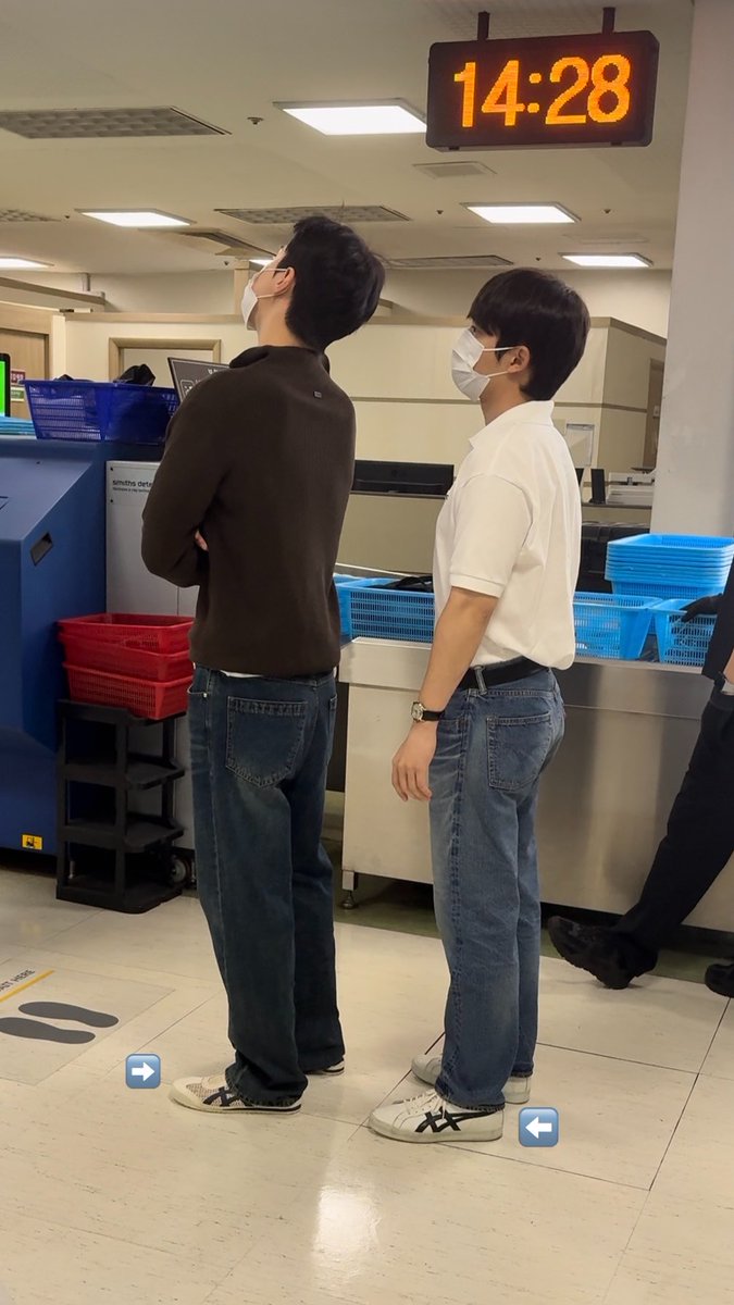 xunhuas's tweet photo. Sehun and Kyungsoo are always stuck together and they even wore matching shoes today! 🥹👟 https://t.co/7P0VJWR6RY