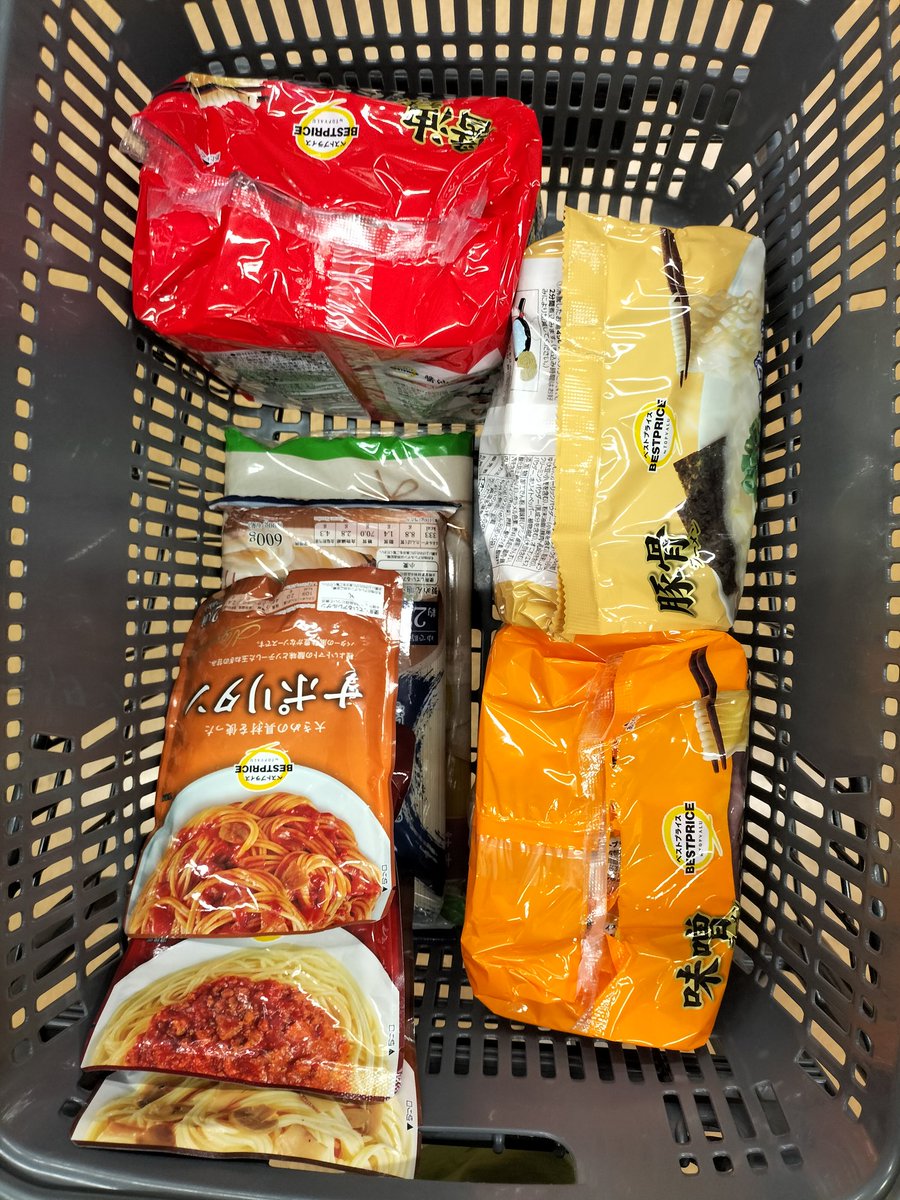 Kun_Rusiffa's tweet photo. 今日はイオンでお買い物♫
エコバッグを２袋使い分けるために、レジに2回並びました(笑) https://t.co/QMCgXD5NFj