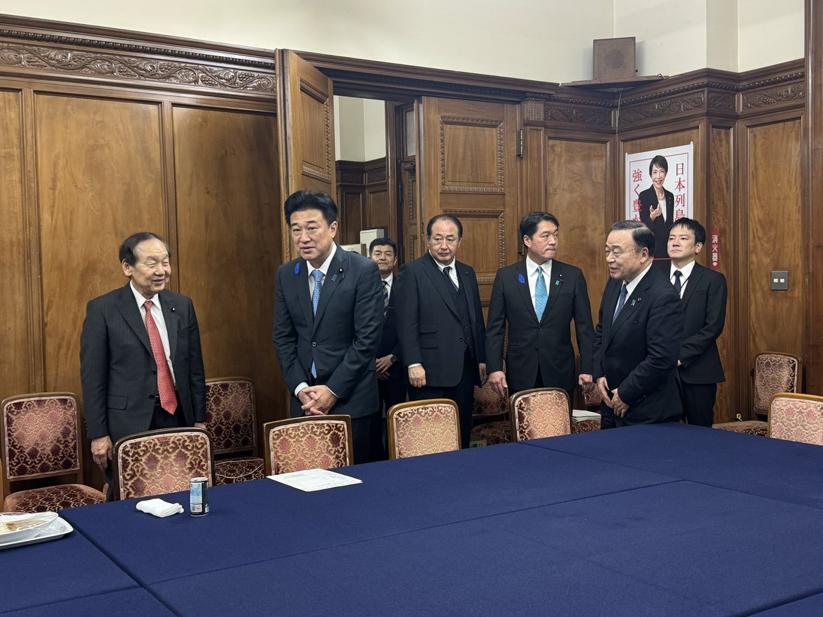Jun1CanDo's tweet photo. （13:30-13:45）衆議院本会議
皇室典範改正法案を賛成多数で可決。
（やはりスーツ＋ネクタイのドレスコードで）
その後、木原稔官房長官と尾崎正直副長官が国対メンバー・議運メンバーにお礼のご挨拶。
参議院でもよろしくお願いします！🙇 https://t.co/hftKQ9yCs8