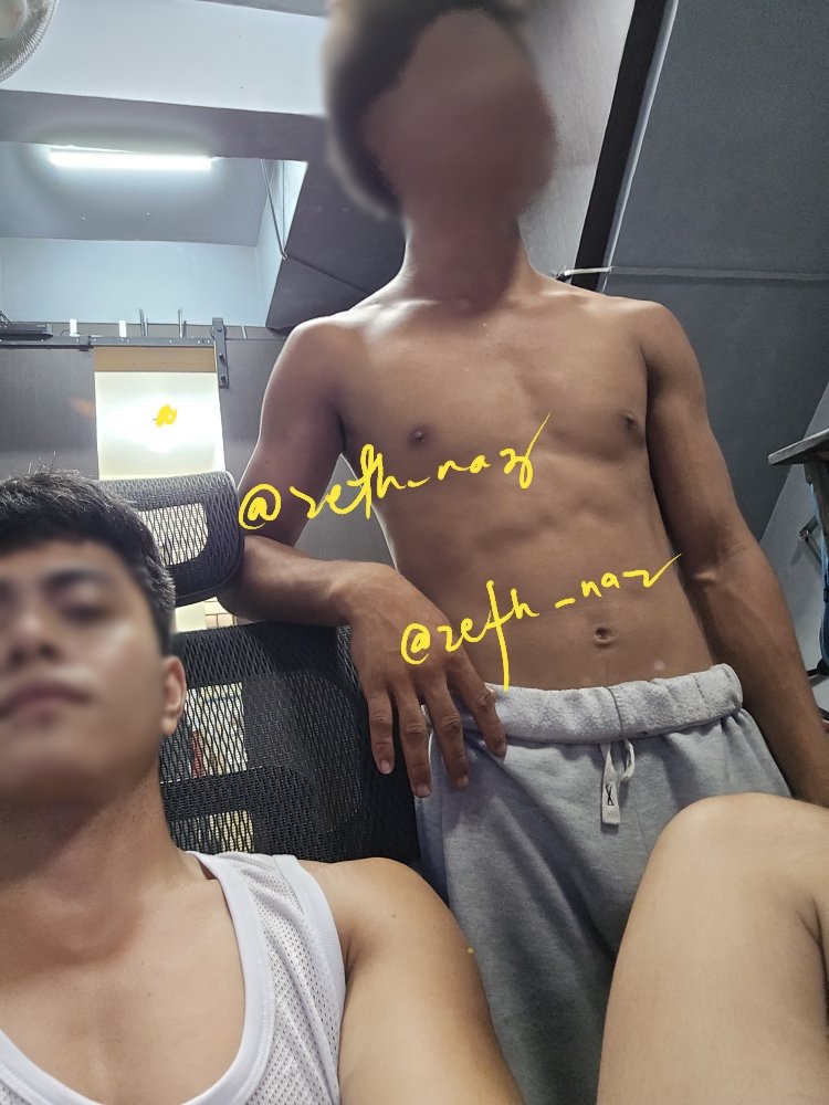 zeth_naz's tweet photo. Ung nag kukwentuhan sila about sa work nila habang nag sasoundtrip, itong isa salikod ko tlaga tumayo dahil pinapanood nya ung music video sa YT, ramdam ko ang titi nya namatigas dahil nadidikit dikit yon sa tuhod ko at dinidiin ko din, ndi naman sya na-angal 🤭 https://t.co/g0dOwkxzqp