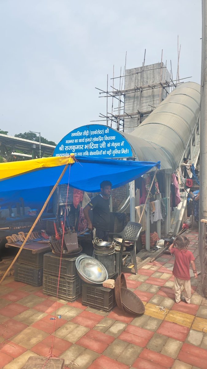 Priyeshtibrewal's tweet photo. @MCD_Delhi metro escalator Azadpur bus depot side illegally occupied ….very inconvenient for passengers https://t.co/KwlF5APKWQ