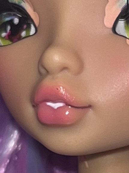 mattimonerio's tweet photo. wouldn’t be a true mga doll brand without shitty quality control 🤩 https://t.co/NgGrUqvQvJ