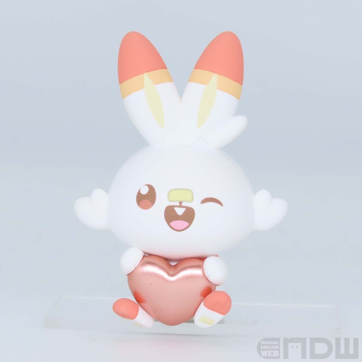 NDW_info's tweet photo. 【グッズ】メタリックなハートを抱えるポケモンたちがかわいい！
カプセルトイ「ポケピース きらめきハートキーホルダー」が8月中旬より登場
 https://t.co/PMZgmtCp8u

ピカチュウ、ポッチャマ、ニャスパー、ヒバニーがラインナップされています。価格は1回300円 https://t.co/1RDcsJhtb6