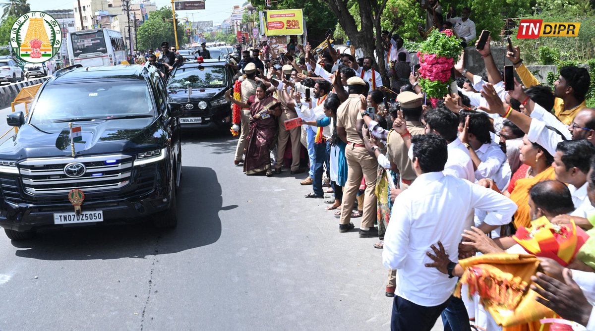 TNDIPRNEWS's tweet photo. இன்று (10.7.2026) கரூரில் நடைபெறும் நிகழ்ச்சிகளில் கலந்துகொள்வதற்காக திருச்சிராப்பள்ளி விமான நிலையத்திலிருந்து சாலை மார்க்கமாக கரூர் செல்லும் வழியில், மாண்புமிகு தமிழ்நாடு முதலமைச்சர் திரு.ச.ஜோசப் விஜய் அவர்களுக்குப் பெருந்திரளான பொதுமக்கள் உற்சாக வரவேற்பு அளித்தனர்.
1/2
#CMJosephVijay | #TNDIPR | @TVKVijayHQ |
@imrajmohan |