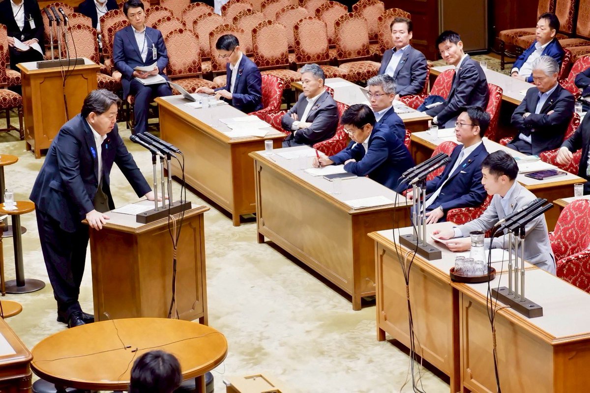 yamazoejimusyo's tweet photo. 在外投票について。2月の総選挙で、郵便投票を行使したのに投票日の20時までに日本に届かず無効となったケース50件、投票用紙を交付した600件弱のうち投票できたのは137件。
「投票機会確保に努めてきた」と総務省。#山添拓 議員「解散から投票まで戦後最短の党利党略選挙の強行こそ主因だ」 https://t.co/nFjjZS4xrt