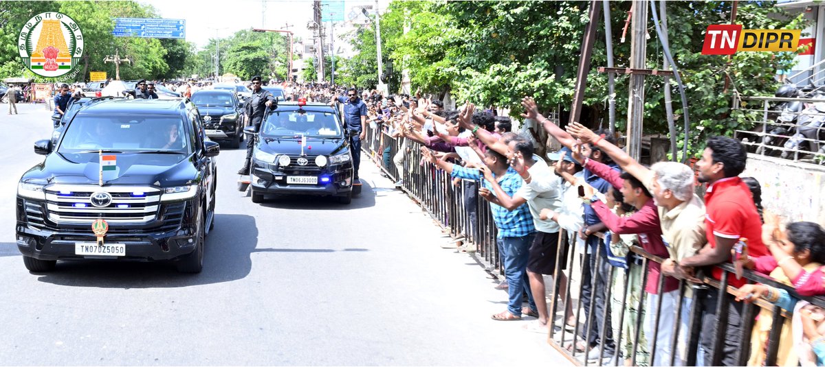 TNDIPRNEWS's tweet photo. இன்று (10.7.2026) கரூரில் நடைபெறும் நிகழ்ச்சிகளில் கலந்துகொள்வதற்காக திருச்சிராப்பள்ளி விமான நிலையத்திலிருந்து சாலை மார்க்கமாக கரூர் செல்லும் வழியில், மாண்புமிகு தமிழ்நாடு முதலமைச்சர் திரு.ச.ஜோசப் விஜய் அவர்களுக்குப் பெருந்திரளான பொதுமக்கள் உற்சாக வரவேற்பு அளித்தனர்.
1/2
#CMJosephVijay | #TNDIPR | @TVKVijayHQ |
@imrajmohan |