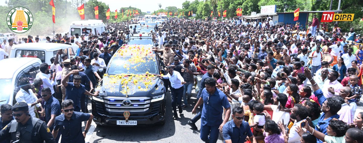 TNDIPRNEWS's tweet photo. இன்று (10.7.2026) கரூரில் நடைபெறும் நிகழ்ச்சிகளில் கலந்துகொள்வதற்காக திருச்சிராப்பள்ளி விமான நிலையத்திலிருந்து சாலை மார்க்கமாக கரூர் செல்லும் வழியில், மாண்புமிகு தமிழ்நாடு முதலமைச்சர் திரு.ச.ஜோசப் விஜய் அவர்களுக்குப் பெருந்திரளான பொதுமக்கள் உற்சாக வரவேற்பு அளித்தனர்.
1/2
#CMJosephVijay | #TNDIPR | @TVKVijayHQ |
@imrajmohan |