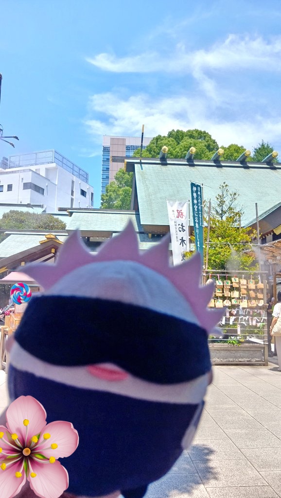 isora_369's tweet photo. 昨日はこっちに来ていた母者と東京大神宮に行ってきました
暑かったけど何かいい香りの爽やかなミストが出てて清々しかったり
5月にお参りした四柱神社と御祭神がかぶっていたことに驚いたり
帰りに散々迷った末辿り着けた神楽坂茶寮のあんみつが絶品だったり
気づけば食べ物の写真ばかり…不思議だ… https://t.co/nJHYEnrKFW