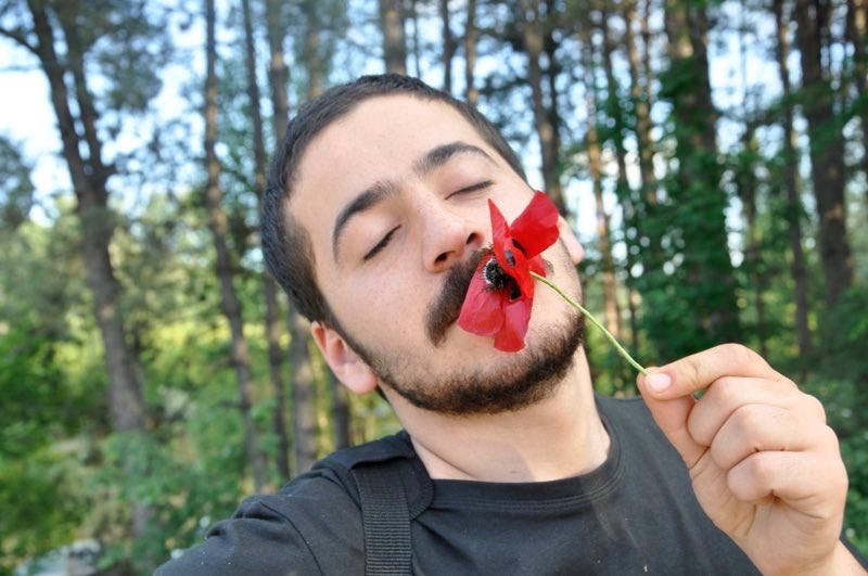 TulayHatim's tweet photo. Ali İsmail Korkmaz; hep 19 yaşında, hep en ön safta, hep bizimle…

Ali İsmail Korkmaz’ın yüreğinde büyüttüğü düş, Gezi Direnişi’nde milyonların ortak düşüydü. Puslu bir sokakta Ali’yi hedef alanlar, o düşü de yok edebileceklerini sandılar.

Oysa bazı düşler toprağa düşünce ölmez; halkın vicdanında kök salar, her baharda yeniden filizlenir. Ali bugün adalet arayışımızda, barış özlemimizde ve özgürlük inadımızda yaşamaya devam ediyor.

Saygıyla, sevgiyle ve dinmeyen bir özlemle…
#AliİsmailKorkmaz #AliİsmailKorkmazHep19Yaşında